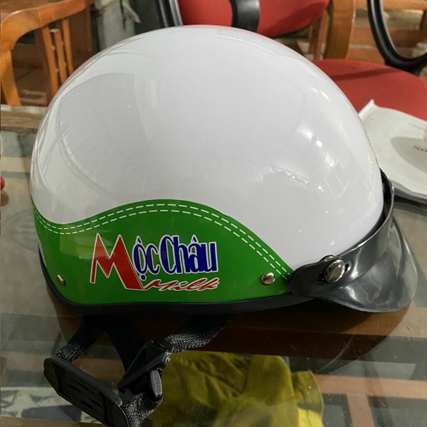 Mũ bảo hiểm in logo Mộc Châu Milk